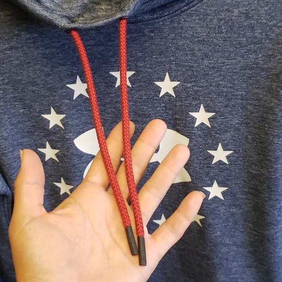 EUC Under Armour Pullover {L} - Picture 2 of 13